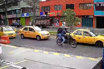 Quito. Momento en el que los delincuentes huyen tras cometer un robo.