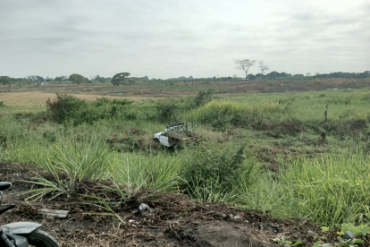 Vinces. Tras los disparos, el hombre que perdió el control de la camioneta y fue a parar a la cuneta.