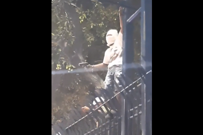 Momentos en que el hombre bailaba con una aparente arma de fuego en la reja de un sector del Malecón 2000.