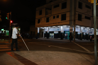 Pasadas las 21:00 las calles de la Guayaquil lucieron prácticamente vacías. Pocas personas hacían los últimos trámites.