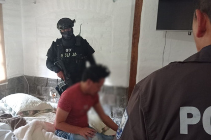 Diligencia. Policías y fiscales llegaron a los domicilios en la madrugada.