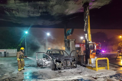 Así quedó el vechículo usado para el atentado en una gasolinera bypass Quito - Quevedo en Santo Domingo.