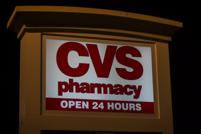 Fotografía de archivo en la que se registró un aviso de la cadena estadounidense de farmacias CVS, en uno de sus establecimientos en Greenfield (Massachusetts, EE.UU.).