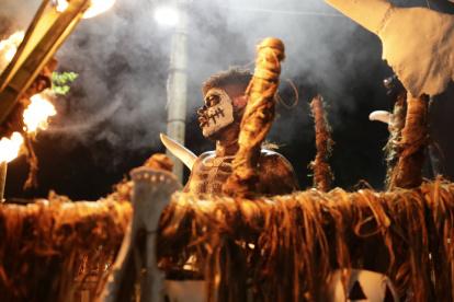TONACATEPEQUE (EL SALVADOR), 02/11/2022.- Varias personas participan en el festival conocido como La Calabiuza, el 1 de noviembre de 2022, en Tonacatepeque (El Salvador). La Santa Muerte acompañada de la Siguanaba, el Cipitío, el gritón de medianoche y otros personas de la mitología de El Salvador homenajearon a los difuntos en un tradicional festival que se realiza al noreste de la capital y donde el ayote (calabaza) es el deleite culinario. EFE/ Rodrigo Sura