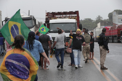 Grupos de camioneros bloquean carreteras, el 1 de noviembre de 2022, en Río de Janeiro (Brasil). EFE/André Coelho