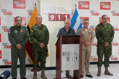 El ministro Lara explicó que las Fuerzas Armadas refuerzan la labor de la Policía Nacional en Guayas y Esmeraldas como elemento disuasivo.
