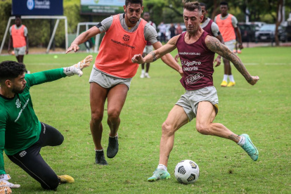 Barcelona entrena para la final ante Aucas. Mendoza, Piñatares y Díaz en plena actividad.