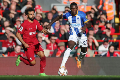 Moisés Caicedo (d) se ha convertido en una de las figuras del Brighton.