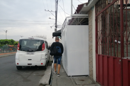 E varios sectores de la ciudad los garajes sobresalen las veredas de las viviendas.