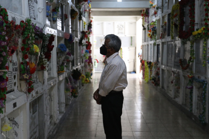 Visita. Los deudos llegaron hasta el cementerio de Guayaquil a visitar a sus familiares.