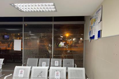 Sujetos dispararon a fachada de un centro de salud en Guayaquil.