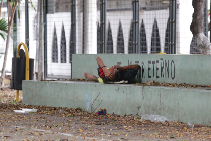 Indigentes han hecho del parque un dormitorio al aire libre.