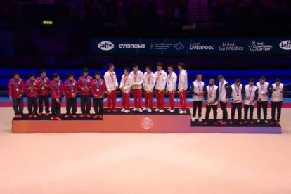 El equipo chino masculino de gimnasia artística junto a los representativos de Japón y Gran Bretaña.
