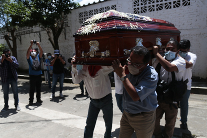 Familiares y amigos asisten el 24 de agosto de 2022 al funeral del asesinado periodista mexicano Fredid Román en el municipio de Chilpancingo, en el estado de Guerrero (México). EFE/Jose Luis de la Cruz