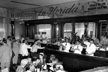 La Habana. El bar El Floridita en una foto de su época dorada.