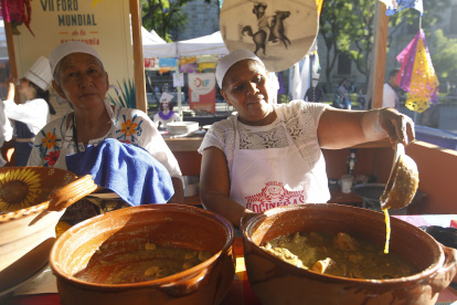 Guadalajara. Una cocinera mexicana prepara un plato tradicional.