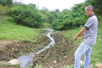 Los riachuelos que se observa sobre la tierra son agua negra y pestilente.