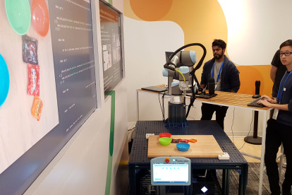 Un técnico de Google hace una demostración sobre el uso de la Inteligencia Artificial (IA) en la robótica.