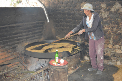 La cocción. Rosa Corrales va dando el cocido adecuado a los granos de cebada.