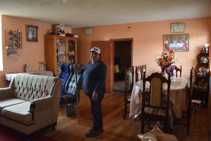Mulaló. Flor Calvopiña recorre la sala de su casa patrimonial.