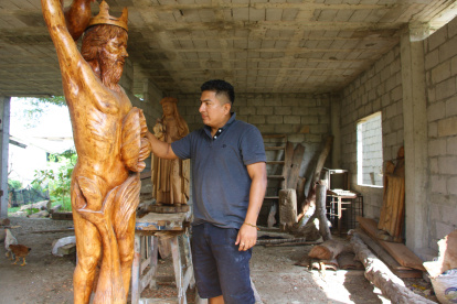 Frank Tomalá, escultor al igual que su padre, hace grandes obras a base de la madera.