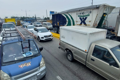 Nuevo incidente en la Penitenciaria crea caos vehicular en la vía Daule.