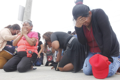 Recinto penitenciario sitiado, familiares de los reos se encuentran en oración.