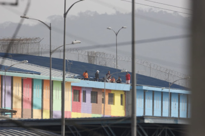 Reos en el techo de la Penitenciaría del Litoral.