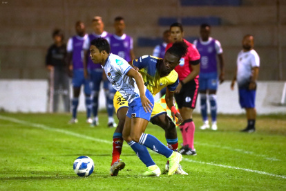 Jefferson Montero (i), de 9 de Octubre, durante el empate ante El Nacional.