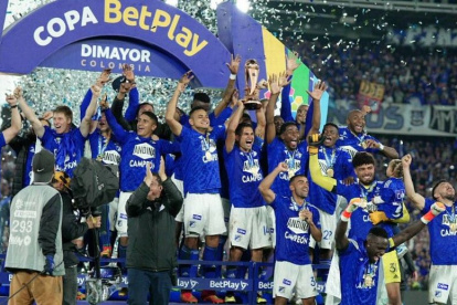 Los jugadores de Millonarios celebran el cetro de la Copa Colombia.