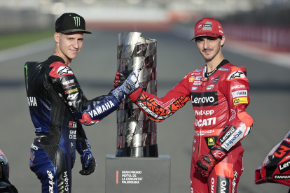 Los dos posibles campeones del título mundial de Moto GP, el italiano Francesco Bagnaia (d) y el francés, Fabio Quartararo (i) ,posan en la pista del circuito Ricardo Tormo de Cheste (Valencia) donde este fin de semana tiene lugar la última prueba del mundial de motociclismo.