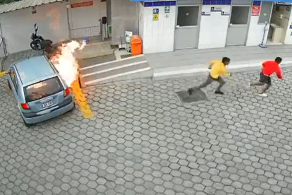 Delincuentes salieron corriendo tras incendiar un vehículo.