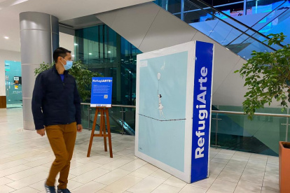 Espacio. Obras expuestas en  pasillos del Quito Airport Center.