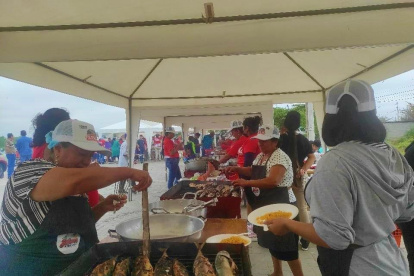 Varias mujeres prepararon este espectacular banquete.