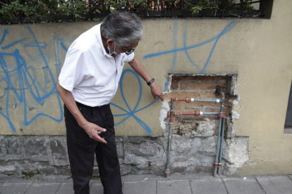 Denuncia. Los afectados por los robos deben hacer conexiones directas hasta que instalen el nuevo medidor.