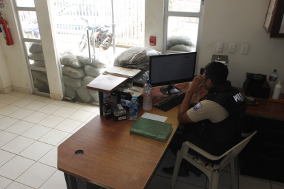 Ataque. Una de las puertas de vidrio de la UPC donde fue atacada la policía Songor fue destruida en el atentado y ha sido reemplazada por sacos de tierra.