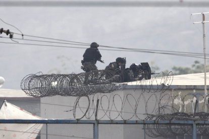Operativos. Los policías y militares respondían a las balas desde distintos puntos de la Penitenciaría, recién pasadas las 13:00 lograron tomar el control.