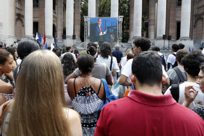 La Habana. Estudiantes universitarios observan el discurso del canciller cubano.