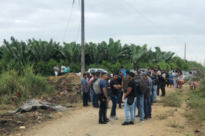 Puebloviejo. Las víctimas fueron encontradas a un costado de la vía con aparente evidencia de tortura.