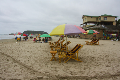 Santa Elena. Las sillas lucieron vacías en los balnearios.
