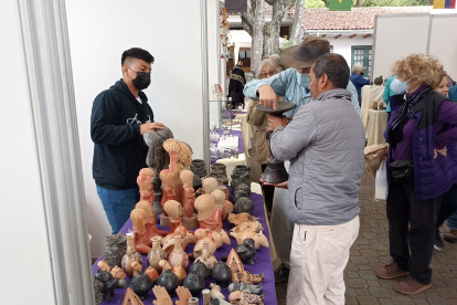 Feria. Propios y extraños disfrutaron el trabajo de los artesanos.