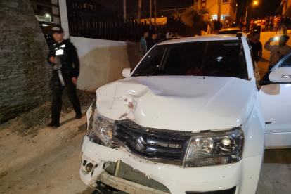 Al puro estilo de una película de acción. Hubo  plomo, persecución, detenidos , armas y explosivos decomisados. Todo eso en un solo hecho ocurrido en Manta, provincia de Manabí.

Eso de las 21h00, el barrio San Pedro, se convirtió en escenario de caos y nerviosismo. Varias detonaciones alertaron a los lugareños.

El coronel Patricio Almendariz, jefe Policial de la Subzona Manabí, dijo que sujetos armados pretendían ejecutar un sicariato. El blanco era un hombre que se movilizaba en un automóvil color blanco.

"El sujeto evadió el ataque. Los pistoleros en su huida fueron observados por personal policial y se dio una persecución. Ellos dispararon sobre una unidad nuestra pero no hubo heridos", dijo.


Los pistoleros huyeron hacia un puente de la zona, descendieron en medio de la vegetación. Dos de ellos fueron aprehendidos por elementos de la Policía que se desplegaron en l zona. 

Almendariz, dijo que el vehículo donde viajaba el blanco de los sicarios recibió varios tiros pero ninguno de ellos dio sobre su humanidad. El hombre huyó y fue socorrido por personal de la Policía Judicial.

"Hemos decomisado un dos fusiles calibre 2.23, una subametralladora y un granada. Además, los sujetos robaron una moto en la zona para tratar de huir", dijo Almendariz.

La Policía Nacional y sus unidades élites del UMO, GIR, GOE, entre otras, realizaban allanamientos en zonas de Manta y Montecristi tratando de dar con otros dos sujetos más que serían parte de una organización delictiva dedicada al sicariato y otros ilícitos.