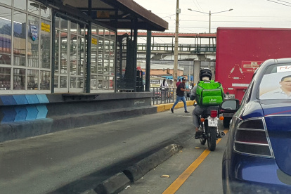 Peatón y motorizado realizando prácticas peligrosas en el carril de Metrovía