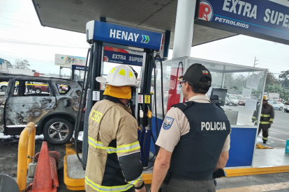 Un vehículo fue incinerado la tarde de este jueves en una gasolinera de Santo Domingo.