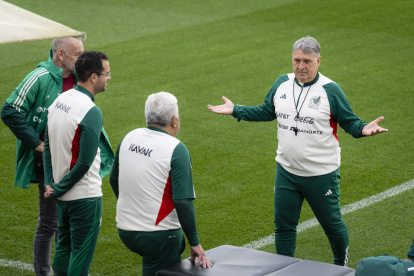 Gerardo Martino (d), seleccionador mexicano, confía en hacer un buen papel en la cita de Qatar.