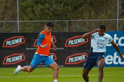 Alan Franco (i), volante de la Tricolor, es uno de los firmes candidatos para estar en la lista final para el Mundial de Qatar.