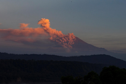 Fotografía de archivo en la que se registró una vista general de una fumarola expelida por el volcán Sangay, en la provincia ecuatoriana de Morona Santiago.
