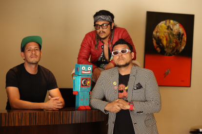 Julio Peña, Michello Wong y Julico, integrantes de Armada de juguete.