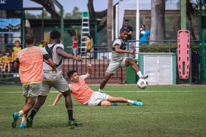 Jonathan Perlaza, carrilero de Barcelona, buscará desequilibrar por la banda.