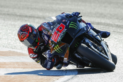 El piloto francés de Moto GP , Fabio Quartararo, durante la tanda de entrenamientos en el circuito Ricardo Tormo de Cheste (Valencia).